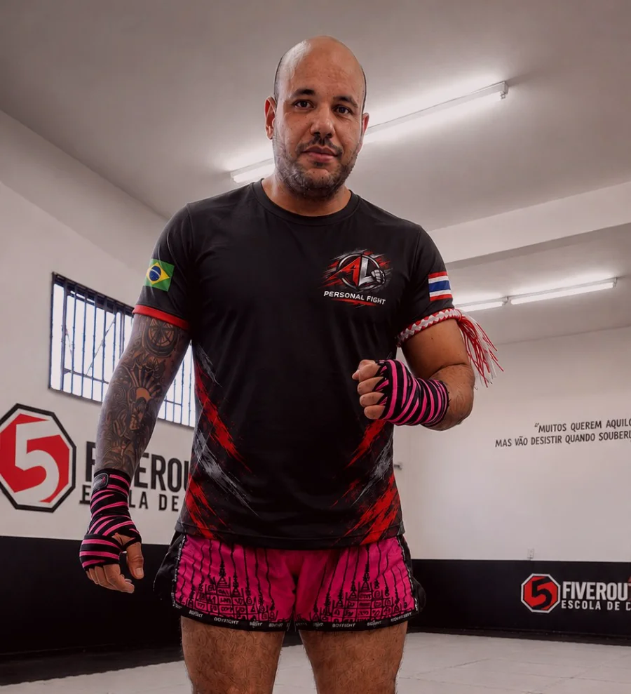 Professor André Luis, prajied vermelho e branco, personal de Muay Thai em Brasília